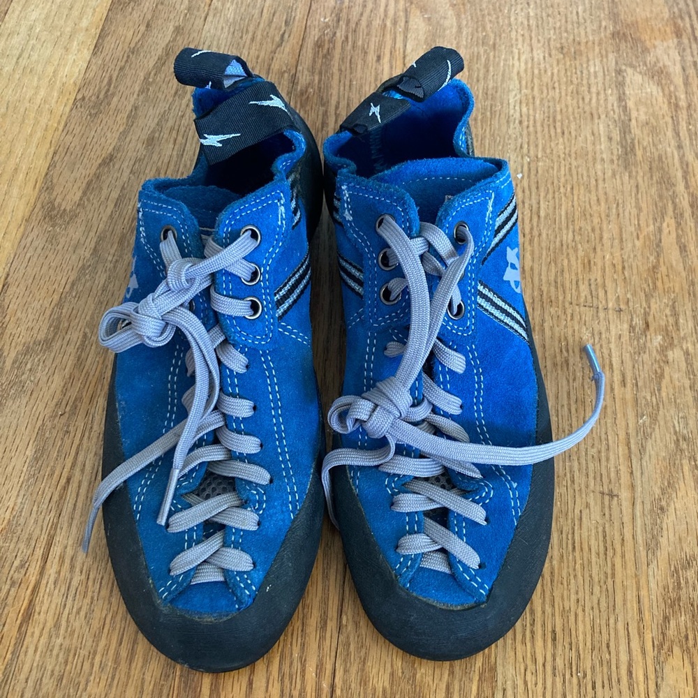 Evolv women’s lace up climbing shoes